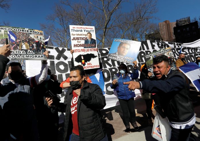 Manifestantes de la Justicia por Honduras celebran el fallo contra Juan Antonio
