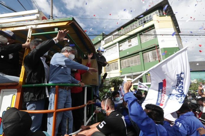 Cierre de campaña de Guillermo Lasso en las calles de Quito, en una chiva. (Foto: Cortesía) ELECCIONES. El cierre de campaña. Guillermo Lasso recorrió las calles de Quito en una chiva. Foto. Cortesía.