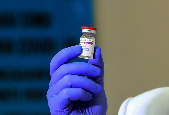 Dosis. Las vacunas de AstraZeneca llegaron a Ecuador como un aporte de la iniciativa Covax, de la OMS. (Foto: EFE) Dosis. Las vacunas de AstraZeneca llegaron a Ecuador como un aporte de la iniciativa Covax, de la OMS. (Foto: EFE)