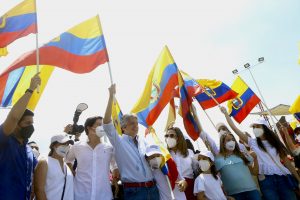 Cierre. En el río Guayas, frente a decenas de simpatizantes y pescadores, Guillermo Lasso terminó su campaña electoral.
