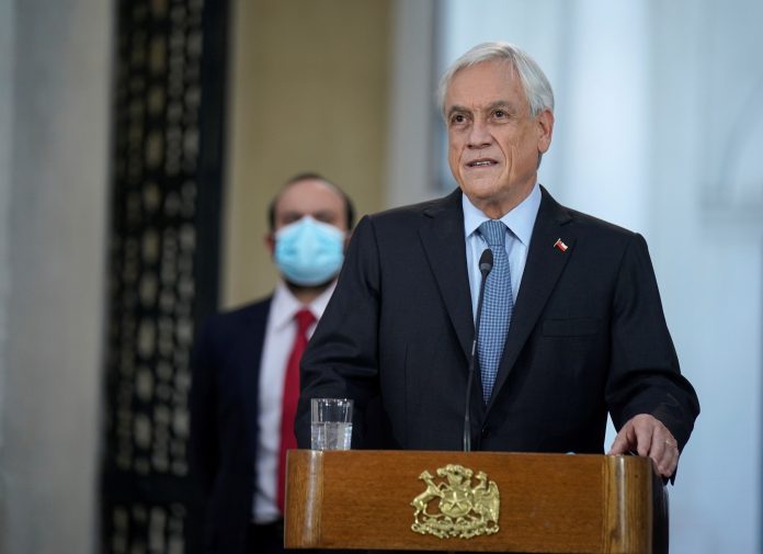 SITUACIÓN. Sebastián Piñera, mandatario chileno, después de firmar la reforma constitucional que aplaza las próximas elecciones para el 15 y 16 de mayo. SITUACIÓN. Sebastián Piñera, mandatario chileno, después de firmar la reforma constitucional que aplaza las próximas elecciones para el 15 y 16 de mayo.