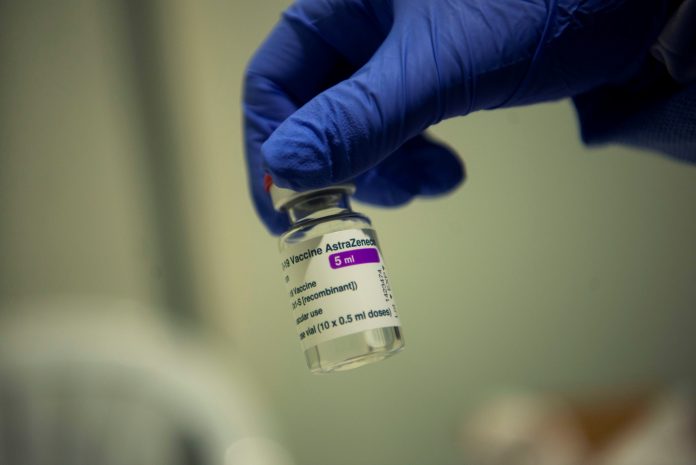 España vacunará con AstraZeneca a las personas de entre 60 y 69 años