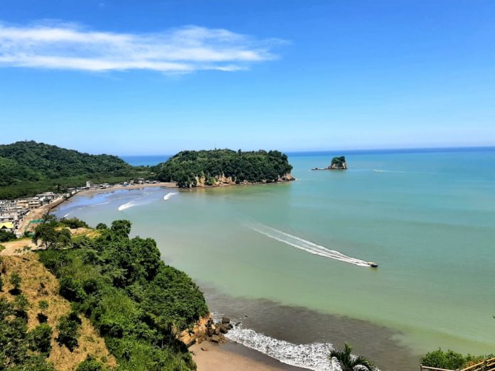 PRECAUCIÓN. Se recomienda a los turistas y a quienes realizan sus actividades en el borde costero estar atentos a las condiciones del mar.