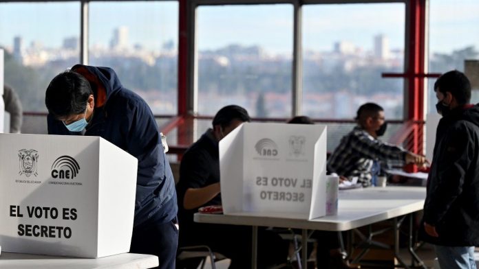 Ecuatorianos votando en el exterior SUFRAGIO. Son 410.239 migrantes ecuatorianos empadronados en todo el mundo para las elecciones de 2021.