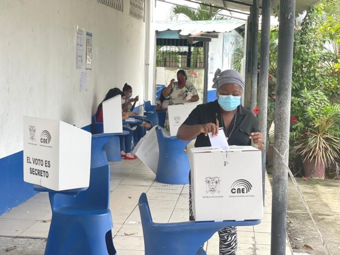 MOMENTO. Al recibir una sola papeleta, las votaciones se realizaron sin inconvenientes en Esmeraldas. MOMENTO. Al recibir una sola papeleta, las votaciones se realizaron sin inconvenientes en Esmeraldas.