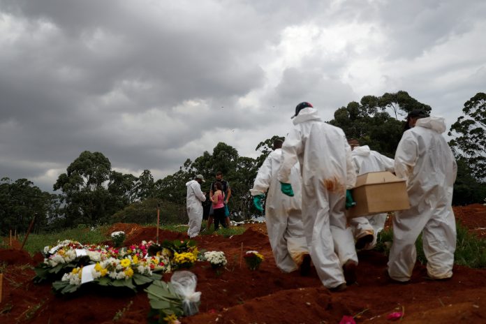 Entierro de una víctima de la covid-19 en el cementerio Viola Formosa en Sao Paulo (Brasil). EFE/Fernando Bizerra