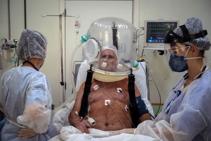 Un hospital de la ciudad brasileña de Porto Alegre comenzó a implantar los cascos burbujas entre los pacientes de Covid-19. Un hospital de la ciudad brasileña de Porto Alegre comenzó a implantar los cascos burbujas entre los pacientes de Covid-19.