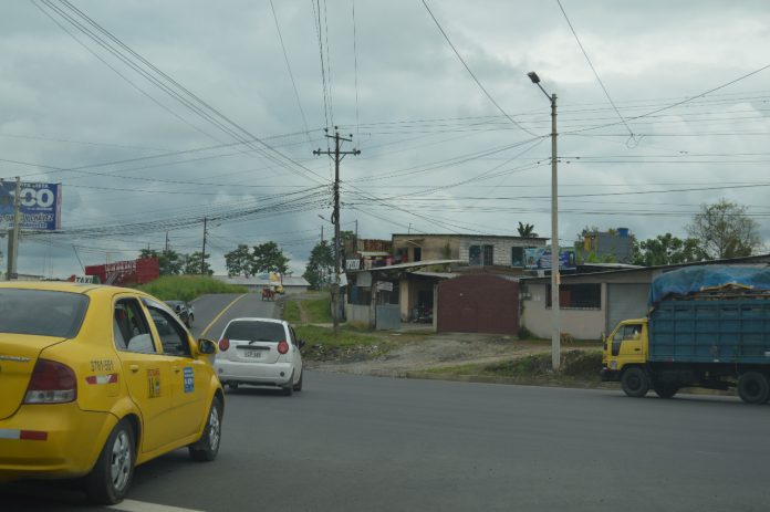 PANORAMA. La ciudadanía se queja porque los trabajos no avanzan, piden la colocación de semáforos en sectores como la entrada a La Bengala. Contraloría
