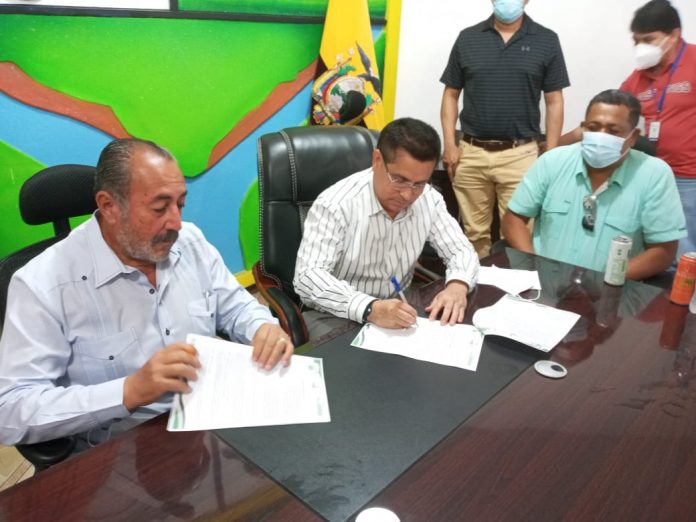 COOPERACIÓN. El alcalde de Quinindé, Carlos Barcia, colaborará con el cantón concordense, liderado por David Álava. Convenio