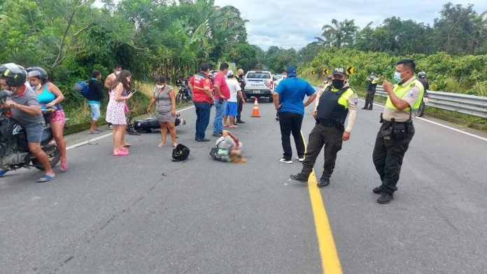 HERIDOS. Jhonny Basurto y Luis Torres, resultaron heridos al ser impactados frontalmente por un vehículo que se alejó del lugar del accidente. En la 'Paralelo Cero'