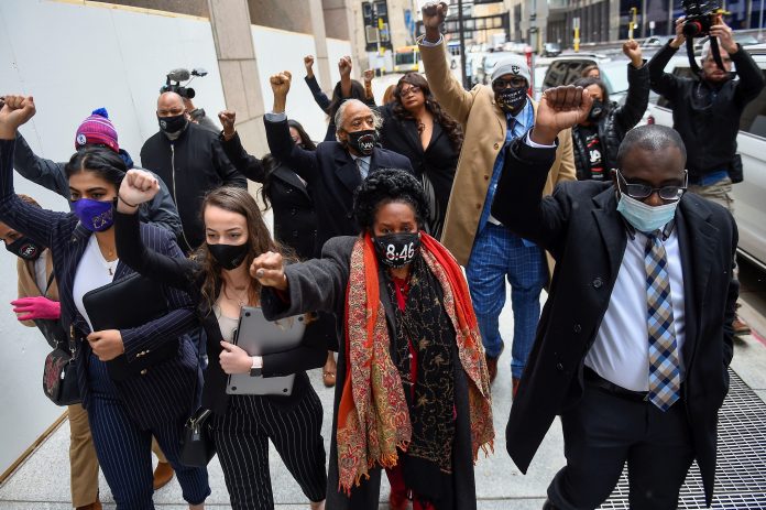 Juicio. Miembros de la familia de George Floyd caminan, en Minneapolis, el 19 de abril de 2021, hacia el juzgado el primer día de los alegatos finales por la muerte de Floyd. (EFE) Juicio. Miembros de la familia de George Floyd caminan, en Minneapolis, el 19 de abril de 2021, hacia el juzgado el primer día de los alegatos finales por la muerte de Floyd. (EFE)