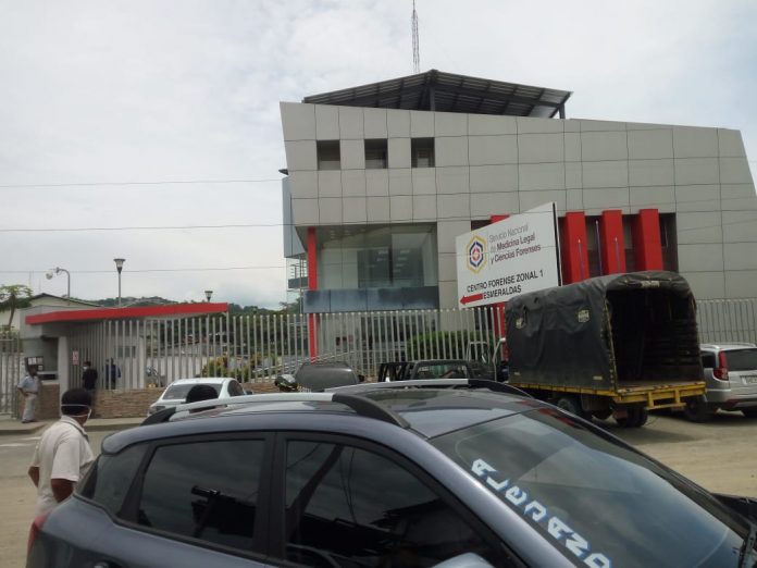 ANGUSTIA. Familiares de los cuatro fallecidos se quejaron por la lentitud en el centro forense de Esmeraldas. Desde la madrugada del domingo hasta el mediodía de ayer, lunes, no les entregaban los cadáveres.
