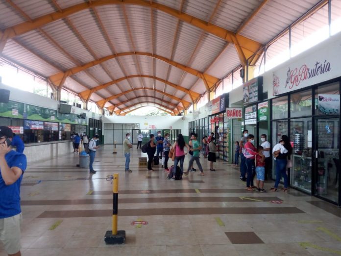 PARALIZACIÓN. Muchos usuarios acudieron a la terminal terrestre de Esmeraldas en busca de un boleto.