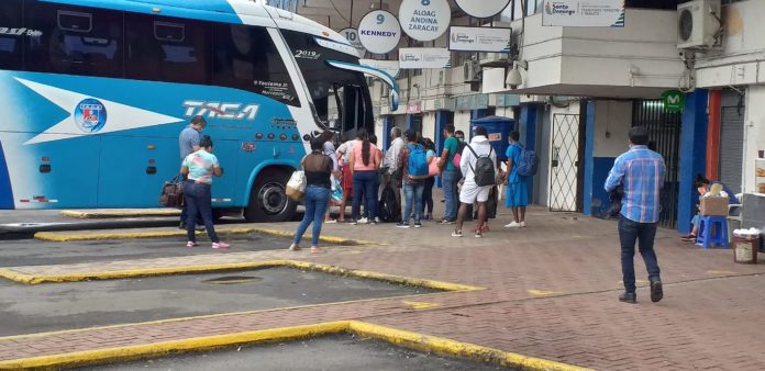 SITUACIÓN. Ayer, martes 20 de abril, en horas de la tarde de a poco los usuarios fueron llegando a la terminal terrestre.