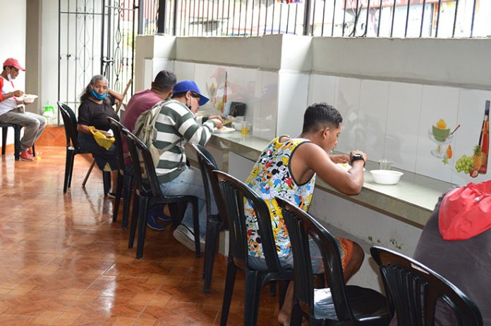 SATISFACCIÓN. Cada grupo de personas tiene 20 minutos para almorzar, para que todos los que lleguen disfruten de su comida.