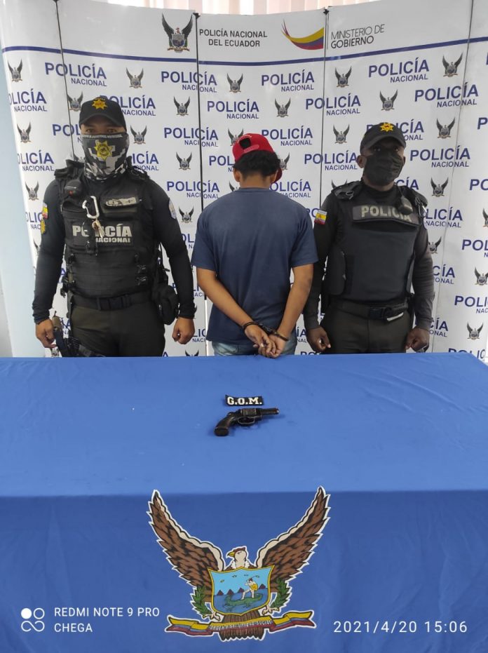 DELITO. Al adolescente le hallaron un revólver calibre 38 con empuñadura de madera color negro y armadura metálica.-0bc4e3f4570b