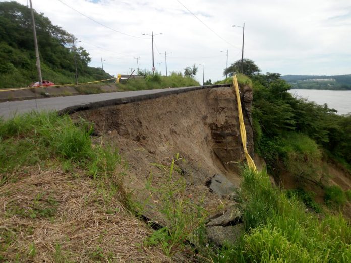 SOCAVÓN. Han pasado 42 días desde que colapsó un tramo de la vía El Cabezón. Aún no se concreta la declaratoria de emergencia para su inmediata reparación.