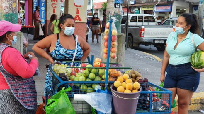 PREOCUPACIÓN. Los comerciantes informales serían los más afectados en confinamiento de los fines de semana. Según Ana Rosado comerciante de frutas, le representaría una pérdida de casi 1.000 dólares.