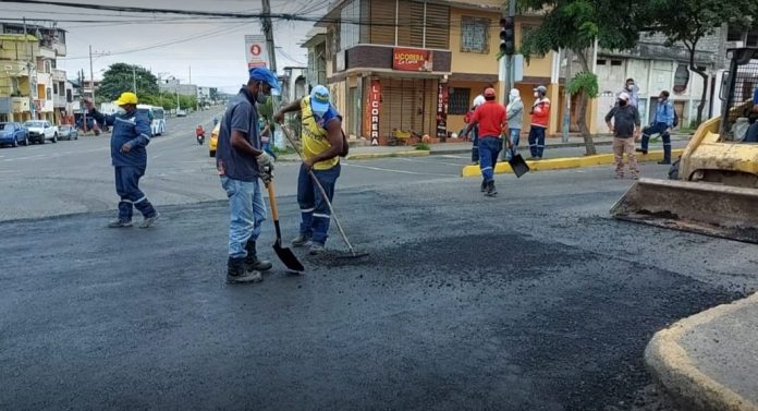 ARREGLO. La vía de mayor tránsito en el sector Esmeraldas Libre fue intervenida para el recapeo con asfalto.9a-935857735ee3