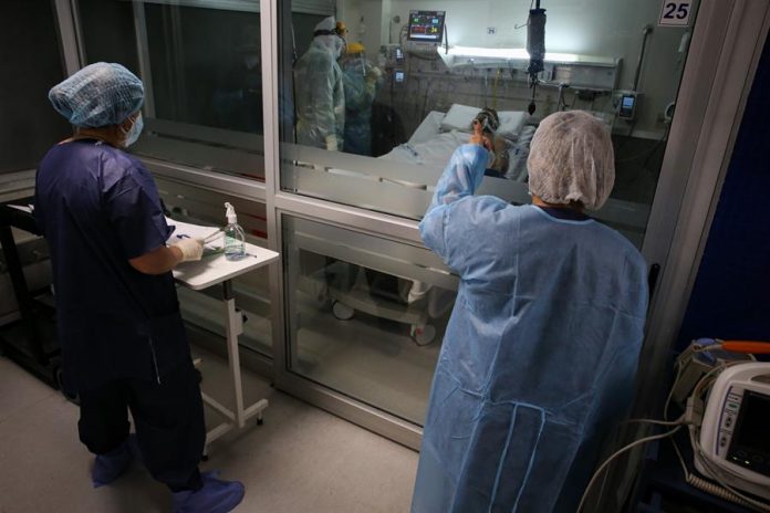 Situación. Enfermeros del Centro de Tratamientos intensivos (CTI), del hospital privado Casmu atienden a pacientes con covid-19. Situación. Enfermeros del Centro de Tratamientos intensivos (CTI), del hospital privado Casmu atienden a pacientes con covid-19.