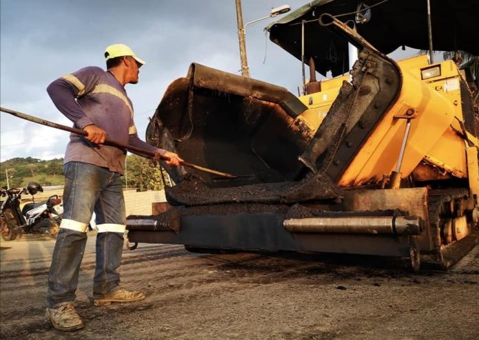 INVERSIÓN. El asfaltado de la calle Los Tulipanes de Tonsupa, y del Peñón del Suicida, asciende a 300 mil dólares. INVERSIÓN. El asfaltado de la calle Los Tulipanes de Tonsupa, y del Peñón del Suicida, asciende a 300 mil dólares.