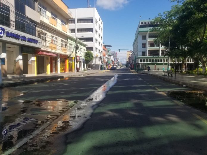 CUMPLIMIENTO. El panorama del primer día de confinamiento en el centro de la ciudad fue solitario y silencioso.