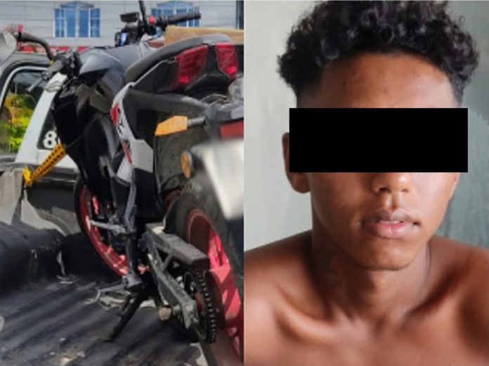 Involucrado. Este sujeto es acusado de sacar una moto ajena desde el interior de un centro comercial.
