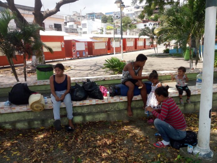 NECESIDAD. Este grupo de venezolanos no tiene dónde quedarse durante el toque de queda. Deben estar cambiándose de lugar para evitar enfrentamientos con los uniformados cuando hacen los operativos. NECESIDAD. Este grupo de venezolanos no tiene dónde quedarse durante el toque de queda. Deben estar cambiándose de lugar para evitar enfrentamientos con los uniformados cuando hacen los operativos.
