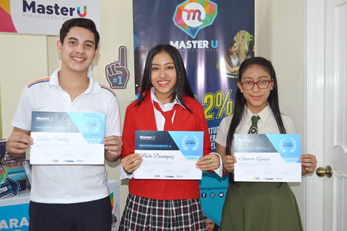 FORMALIDAD. Anthoni Ordoñez, Paola Domínguez y Shamira Azanza recibieron un reconocimiento de Master U Preuniversitario, por su alto rendimiento.