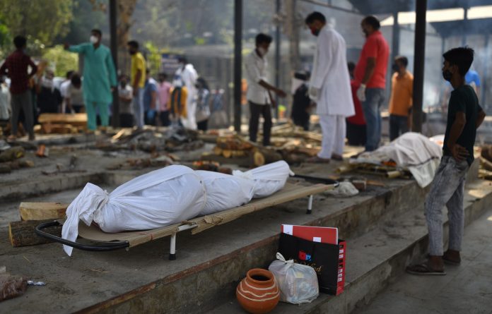 India. El descubrimiento de la nueva variante coincidió con el vertiginoso inicio de la segunda ola del coronavirus en el país, que suma cada día más de 300.000 nuevos contagios. India. El descubrimiento de la nueva variante coincidió con el vertiginoso inicio de la segunda ola del coronavirus en el país, que suma cada día más de 300.000 nuevos contagios.