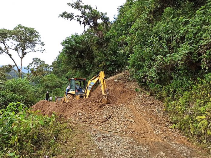 LABOR. En la vía que conduce al recinto Chitoa, maquinaria del Gobierno Provincial atendió un deslizamiento de tierra.