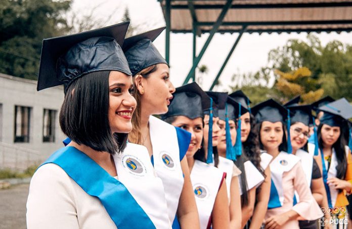 ÍNDICE. De graduación de la extensión Santo Domingo es el más alto de la PUCE, en un sistema de siete sedes.