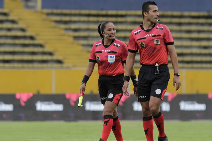 Mónica Amboya, la primera árbitra ecuatoriana en unas olimpíadas