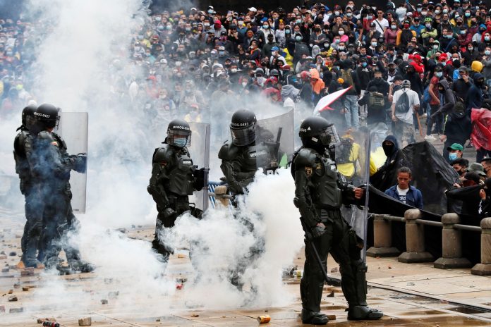 Paro. Manifestantes se enfrentan a la Policía colombiana durante una protesta en la Plaza de Bolívar de Bogotá (Colombia). Foto: EFE Paro. Manifestantes se enfrentan a la Policía colombiana durante una protesta en la Plaza de Bolívar de Bogotá (Colombia). Foto: EFE