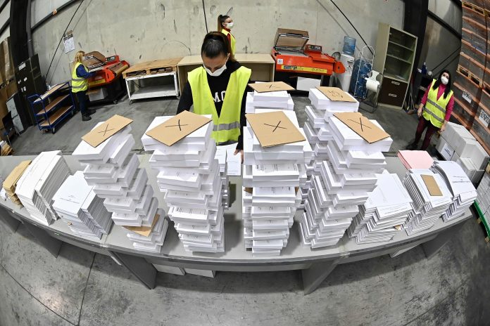 Papeletas. Una operaria organiza parte del material destinado a las elecciones del 4 de mayo de 2021 en Madrid. (EFE) Papeletas. Una operaria organiza parte del material destinado a las elecciones del 4 de mayo de 2021 en Madrid. (EFE)