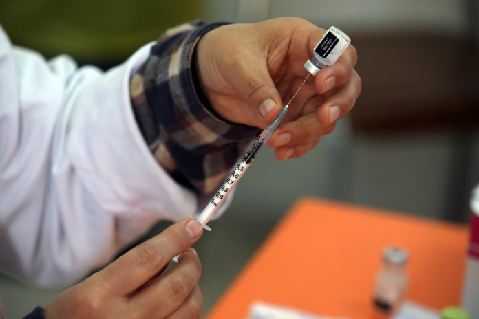 De lograr el respaldo de la EMA, Pfizer sería la primera vacuna que consigue una autorización en la Unión Europea para su uso en menores de 16 años. De lograr el respaldo de la EMA, Pfizer sería la primera vacuna que consigue una autorización en la Unión Europea para su uso en menores de 16 años.