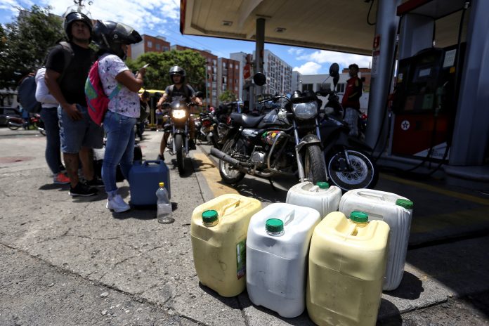 Violencia. Manifestantes se enfrentan con miembros del Escuadrón Móvil Antidisturbios (Esmad) durante las protestas en Cali (Colombia). (EFE) Violencia. Manifestantes se enfrentan con miembros del Escuadrón Móvil Antidisturbios (Esmad) durante las protestas en Cali (Colombia). (EFE)