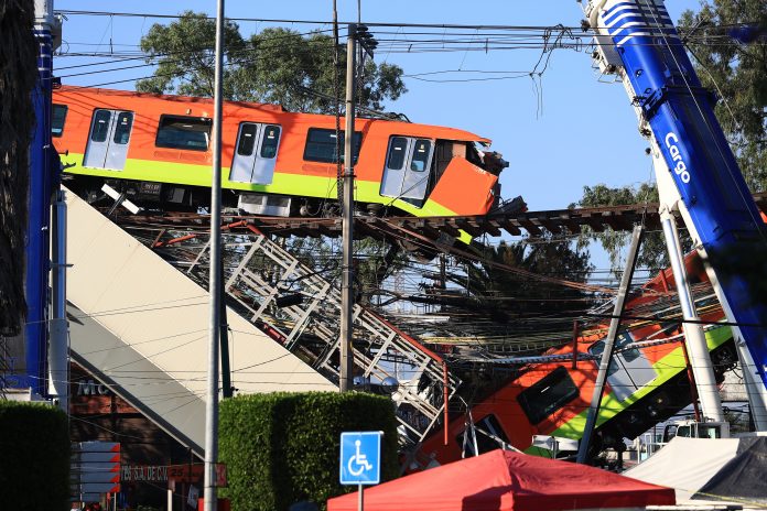 Emergencia. Bomberos y operarios trabajan, al siguiente día de la tragedia, para retirar uno de los vagones que colapsaron en Ciudad de México. (EFE) Emergencia. Bomberos y operarios trabajan, al siguiente día de la tragedia, para retirar uno de los vagones que colapsaron en Ciudad de México. (EFE)