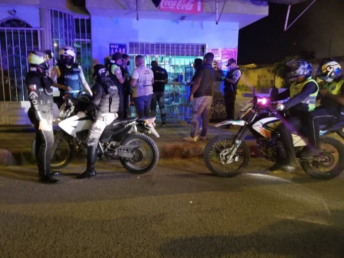 CLAUSURA.- Seis locales comerciales fueron sancionados y cerrados de manera temporal según indicó el coronel de la Policía Nacional William Villarroel. CLAUSURA.- Seis locales comerciales fueron sancionados y cerrados de manera temporal según indicó el coronel de la Policía Nacional William Villarroel.