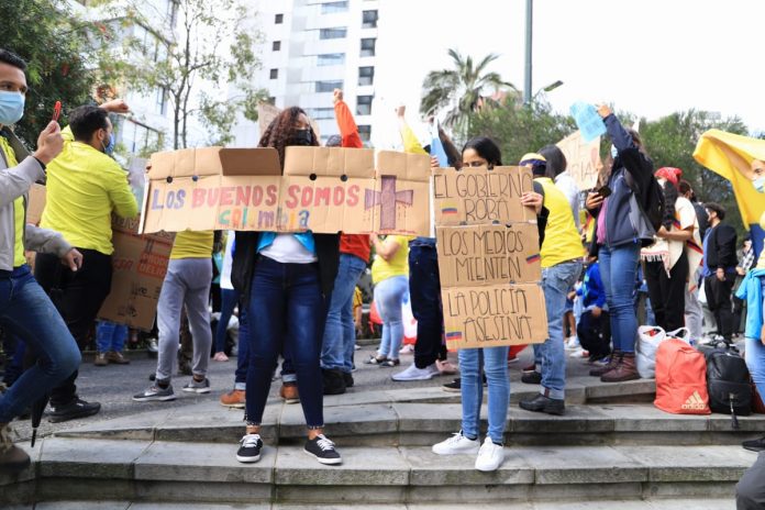 Apoyo. Manifestaciones de solidaridad ante las protestas colombianas se vivieron en la Embajada de Bogotá en Quito. Apoyo. Manifestaciones de solidaridad ante las protestas colombianas se vivieron en la Embajada de Bogotá en Quito.