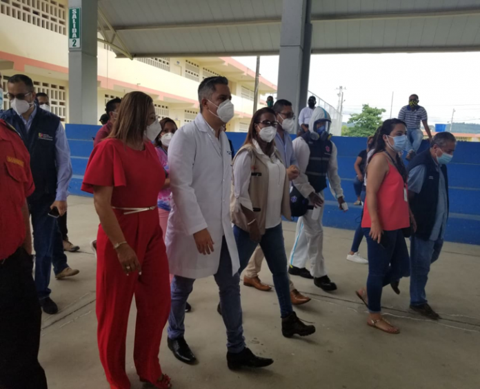 SALUD. Ministro de Salud Camilo Salinas, visitó el colegio María Auxiliadora para constatar el proceso de vacunación que se realiza hace dos semanas.
