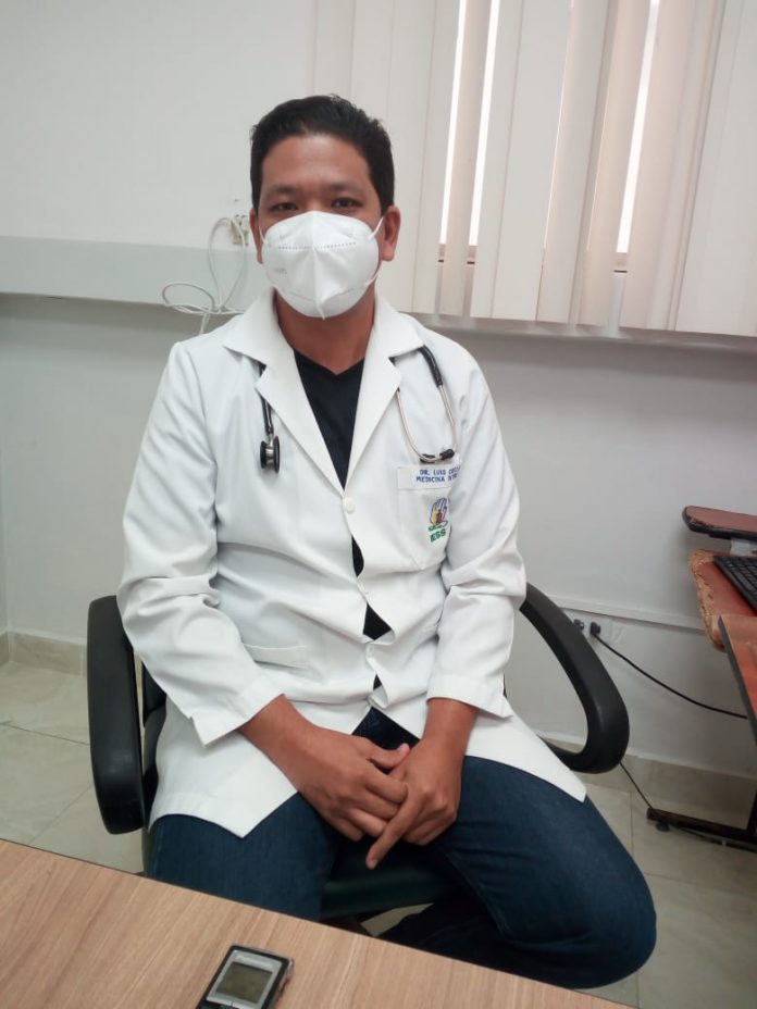 PREVENCIÓN. El médico Luis Coello recomienda festejar a la madre de manera virtual para no exponerla al virus.