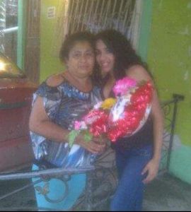 HOMENAJE. Mery Mera festejó por adelantado a su mamá Mery Vera.