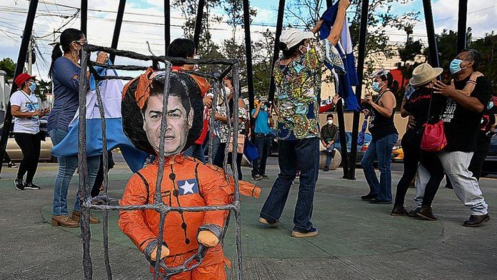 MOMENTO. Manifestantes, de la oposición hondureña, durante la sentencia de Juan Antonio Hernández, hermano del Presidente de Honduras. MOMENTO. Manifestantes, de la oposición hondureña, durante la sentencia de Juan Antonio Hernández, hermano del Presidente de Honduras.