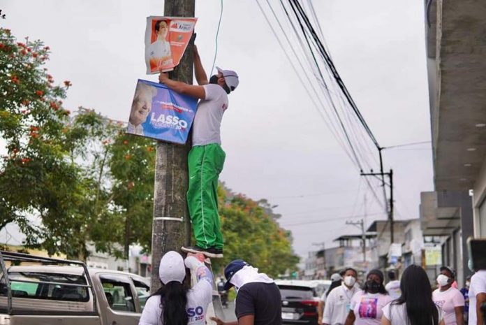 INICIATIVA. El Movimiento CREO dio un nuevo uso al material publicitario de campaña construyó casas para mascotas.