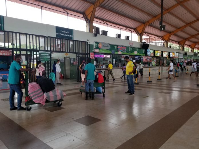 Socialización. Desde hoy lunes todas las operadoras de transporte deben pegar en sus ventanillas de boletería las nuevas tarifas con el 15% establecido.