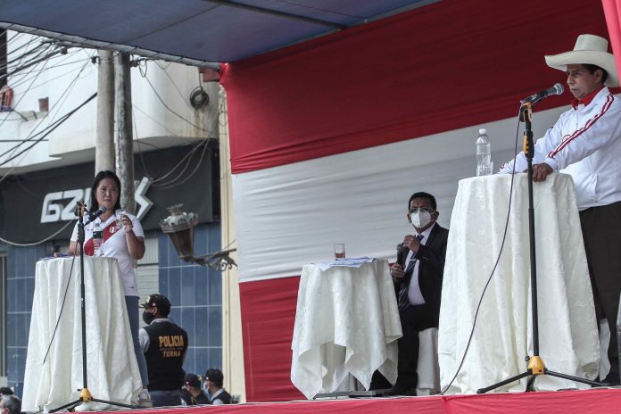 Presidencia. Los candidatos de Perú Keiko Fujimori (i) y Pedro Castillo en un debate, el 1 de mayo de 2021, en la provincia norteña de Chota. EFE Presidencia. Los candidatos de Perú Keiko Fujimori (i) y Pedro Castillo en un debate, el 1 de mayo de 2021, en la provincia norteña de Chota. EFE
