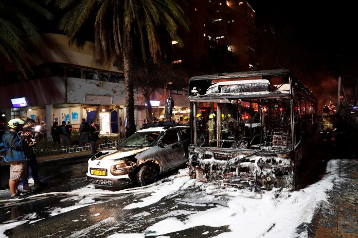 Embestida. Vehículos dañados tras un ataque con cohetes, en la ciudad de Holon, cerca de Tel Aviv, el 11 de mayo de 2021. EFE Embestida. Vehículos dañados tras un ataque con cohetes, en la ciudad de Holon, cerca de Tel Aviv, el 11 de mayo de 2021. EFE