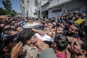 Víctimas. Varios palestinos cargan con los restos mortales de un conciudadano asesinado por fuerzas israelíes en Gaza (Palestina), este 11 de mayo de 2021. EFE