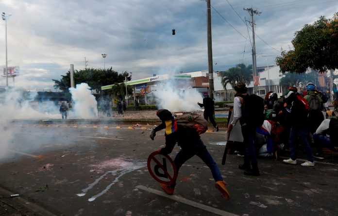 Manifestaciones. Manifestantes bloquean una vía y se enfrentan a la Policía colombiana, durante una protesta realizada en Cali (Colombia). EFE Manifestaciones. Manifestantes bloquean una vía y se enfrentan a la Policía colombiana, durante una protesta realizada en Cali (Colombia). EFE